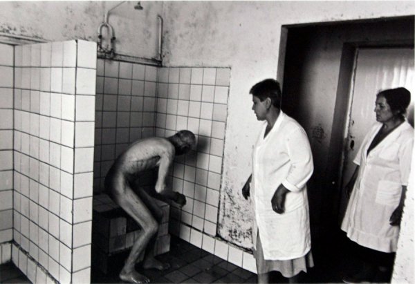 Bathing at the Vardenis mental institution. From the series 'Vardenis mental institution'